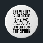 Badge Rond 7,6 Cm La chimie est comme la Cuisine<br><div class="desc">La chimie,  c’est comme la Cuisine,  ne touchez pas la cuillère</div>