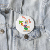 Badge Rond 7,6 Cm Lapin De Pâques Avec Bouton De Carotte (En situation)