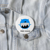 Badge Rond 7,6 Cm le cutebluemonster, LIBÈRENT DES ÉTREINTES (En situation)
