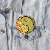 Badge Rond 7,6 Cm Léo & Singe Métallique (En situation)