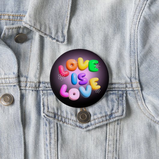 Badge Rond 7,6 Cm Love Is Love 3D Rainbow Pride Button (En situation)