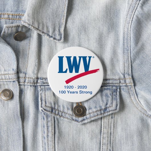 Badge Rond 7,6 Cm LWV 100 Years Strong Button (En situation)