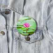 Badge Rond 7,6 Cm Lys d'eau rose (En situation)