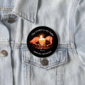 Badge Rond 7,6 Cm Main tenant la bougie éclairée avec message bibliq (En situation)