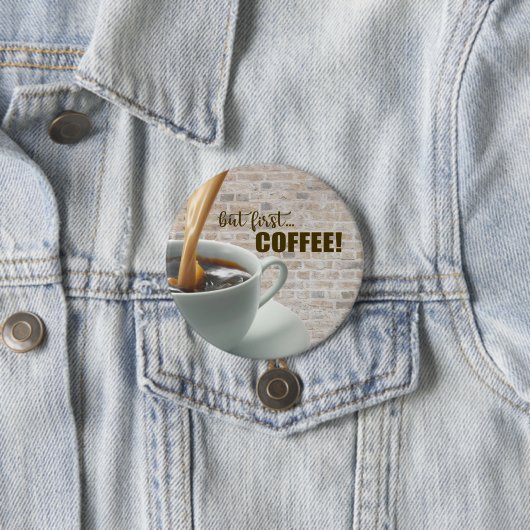 Badge Rond 7,6 Cm mais d'abord, Bouton CAFÉ (En situation)