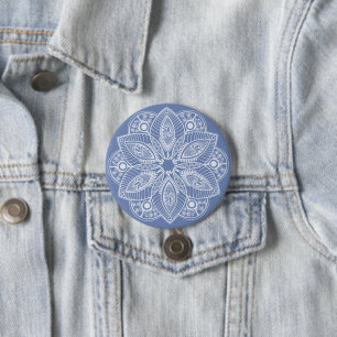 Badge Rond 7,6 Cm Mandala blanc exotique sur Arrière - plan bleu