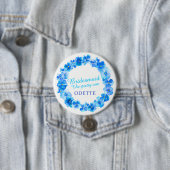Badge Rond 7,6 Cm Mariage bridesmaid pansy bleu fleur nom personnali (En situation)