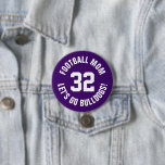 Badge Rond 7,6 Cm Mère de football blanc et violet Numéro Jersey<br><div class="desc">Saluez votre équipe sportive préférée, votre footballeur ou montrez votre fierté scolaire avec un bouton d'esprit personnalisé! Ajoutez votre nom d'école ou personnalisez-le avec le nom d'un joueur et son numéro de maillot. Parfait pour le football, le basket, le baseball et les jeux de football ! Créez des broches personnalisées...</div>
