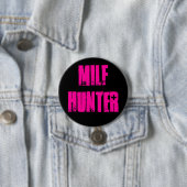 BADGE ROND 7,6 CM MILFHUNTER (En situation)