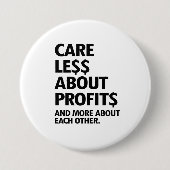 BADGE ROND 7,6 CM MOINS DE SOINS EN PROFITS (Devant)