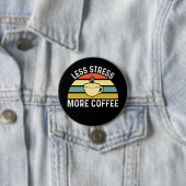 Badge Rond 7,6 Cm Moins de stress Plus de café (En situation)