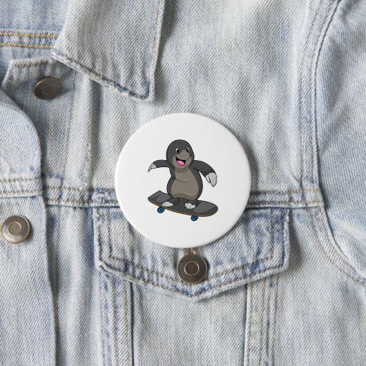 Badge Rond 7,6 Cm Mole en skate avec skateboard (En situation)