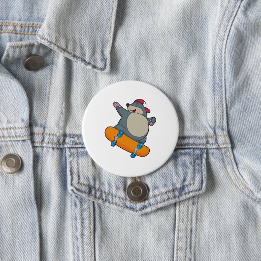 Badge Rond 7,6 Cm Mole en skate avec skateboard (En situation)