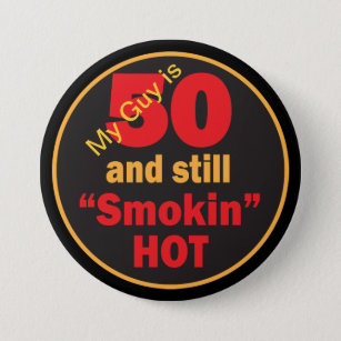 Badge Rond 7,6 Cm Mon gars a 50 ans et fume toujours chaud   50e ann