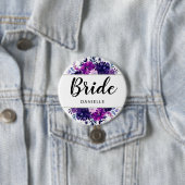 Badge Rond 7,6 Cm Monogramme de mariée en cadre violet floral enchâs (En situation)