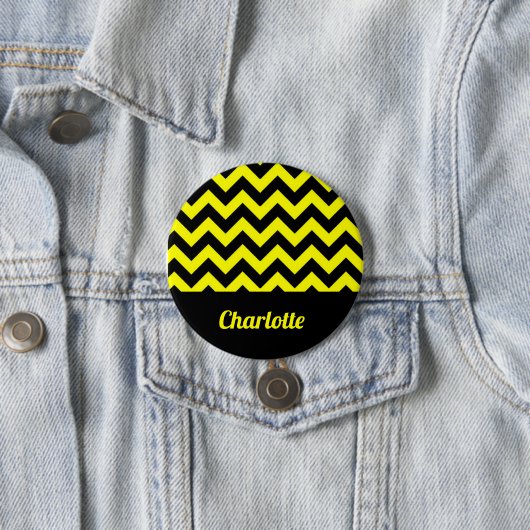 Badge Rond 7,6 Cm Motif chevron jaune et noir personnalisable (En situation)