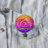 BADGE ROND 7,6 CM MUSIQUE - GARDEZ UN ARC-EN-CIEL RÉEL (En situation)