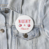 Badge Rond 7,6 Cm Naughty & I Know It Round Button (En situation)