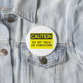 Badge Rond 7,6 Cm Ne Marchez Pas Sur Le Panneau Convoyeurs (En situation)
