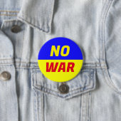 Badge Rond 7,6 Cm NO WAR Button (En situation)