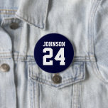 Badge Rond 7,6 Cm Nom de l'athlète blanc et de la marine Numéro Jers<br><div class="desc">Saluez votre équipe sportive préférée, votre footballeur ou montrez votre fierté scolaire avec un bouton d'esprit personnalisé! Ajoutez votre nom d'école ou personnalisez-le avec le nom d'un joueur et son numéro de maillot. Parfait pour le football, le basket, le baseball et les jeux de football ! Créez des broches personnalisées...</div>