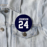 Badge Rond 7,6 Cm Nom de l'athlète blanc et de la marine Numéro Jers<br><div class="desc">Saluez votre équipe sportive préférée, votre footballeur ou montrez votre fierté scolaire avec un bouton d'esprit personnalisé! Ajoutez votre nom d'école ou personnalisez-le avec le nom d'un joueur et son numéro de maillot. Parfait pour le football, le basket, le baseball et les jeux de football ! Créez des broches personnalisées...</div>