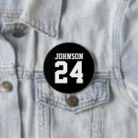Badge Rond 7,6 Cm Nom de l'athlète noir et blanc Numéro Jersey<br><div class="desc">Saluez votre équipe sportive préférée, votre footballeur ou montrez votre fierté scolaire avec un bouton d'esprit personnalisé! Ajoutez votre nom d'école ou personnalisez-le avec le nom d'un joueur et son numéro de maillot. Parfait pour le football, le basket, le baseball et les jeux de football ! Créez des broches personnalisées...</div>