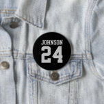 Badge Rond 7,6 Cm Nom de l'athlète noir et gris Numéro Jersey<br><div class="desc">Saluez votre équipe sportive préférée, votre footballeur ou montrez votre fierté scolaire avec un bouton d'esprit personnalisé! Ajoutez votre nom d'école ou personnalisez-le avec le nom d'un joueur et son numéro de maillot. Parfait pour le football, le basket, le baseball et les jeux de football ! Créez des broches personnalisées...</div>
