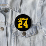 Badge Rond 7,6 Cm Nom de l'athlète noir et jaune Numéro Jersey<br><div class="desc">Saluez votre équipe sportive préférée, votre footballeur ou montrez votre fierté scolaire avec un bouton d'esprit personnalisé! Ajoutez votre nom d'école ou personnalisez-le avec le nom d'un joueur et son numéro de maillot. Parfait pour le football, le basket, le baseball et les jeux de football ! Créez des broches personnalisées...</div>