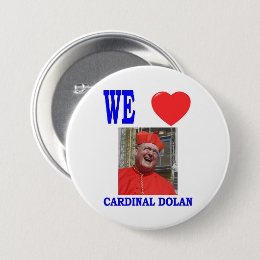 BADGE ROND 7,6 CM NOUS AIMONS LE CARDINAL DOLAN (Devant & derrière)