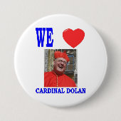 BADGE ROND 7,6 CM NOUS AIMONS LE CARDINAL DOLAN (Devant)