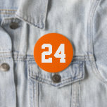Badge Rond 7,6 Cm Numéro de Jersey d'Athlète Orange et Blanc<br><div class="desc">Saluez votre équipe sportive préférée, votre footballeur ou montrez votre fierté scolaire avec un bouton d'esprit personnalisé! Personnalisez avec le numéro de maillot d'un joueur ou tout autre texte personnalisé. Parfait pour le football, le basket, le baseball et les jeux de football ! Créez des broches personnalisées pour toute l'équipe,...</div>