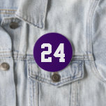 Badge Rond 7,6 Cm Numéro de jersey d'athlète violet et blanc<br><div class="desc">Saluez votre équipe sportive préférée, votre footballeur ou montrez votre fierté scolaire avec un bouton d'esprit personnalisé! Personnalisez avec le numéro de maillot d'un joueur ou tout autre texte personnalisé. Parfait pour le football, le basket, le baseball et les jeux de football ! Créez des broches personnalisées pour toute l'équipe,...</div>