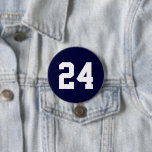 Badge Rond 7,6 Cm Numéro de Jersey de la Marine et de l'Athlète blan<br><div class="desc">Saluez votre équipe sportive préférée, votre footballeur ou montrez votre fierté scolaire avec un bouton d'esprit personnalisé! Personnalisez avec le numéro de maillot d'un joueur ou tout autre texte personnalisé. Parfait pour le football, le basket, le baseball et les jeux de football ! Créez des broches personnalisées pour toute l'équipe,...</div>