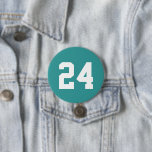 Badge Rond 7,6 Cm Numéro de jersey turquoise et blanc<br><div class="desc">Saluez votre équipe sportive préférée, votre footballeur ou montrez votre fierté scolaire avec un bouton d'esprit personnalisé! Personnalisez avec le numéro de maillot d'un joueur ou tout autre texte personnalisé. Parfait pour le football, le basket, le baseball et les jeux de football ! Créez des broches personnalisées pour toute l'équipe,...</div>