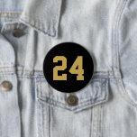 Badge Rond 7,6 Cm Numéro du maillot de sport noir et or<br><div class="desc">Saluez votre équipe sportive préférée, votre footballeur ou montrez votre fierté scolaire avec un bouton d'esprit personnalisé! Personnalisez avec le numéro de maillot d'un joueur ou tout autre texte personnalisé. Parfait pour le football, le basket, le baseball et les jeux de football ! Créez des broches personnalisées pour toute l'équipe,...</div>