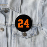 Badge Rond 7,6 Cm Numéro du maillot de sport noir et orange<br><div class="desc">Saluez votre équipe sportive préférée, votre footballeur ou montrez votre fierté scolaire avec un bouton d'esprit personnalisé! Personnalisez avec le numéro de maillot d'un joueur ou tout autre texte personnalisé. Parfait pour le football, le basket, le baseball et les jeux de football ! Créez des broches personnalisées pour toute l'équipe,...</div>