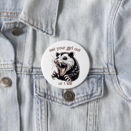 Badge Rond 7,6 Cm Opossum Mange ta fille dehors (En situation)