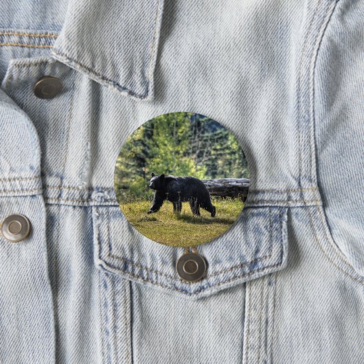 Badge Rond 7,6 Cm Ours Noir Traversant Un Pâturage De Ranch (En situation)