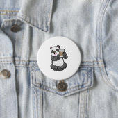 Badge Rond 7,6 Cm Panda with Coffee to go (En situation)