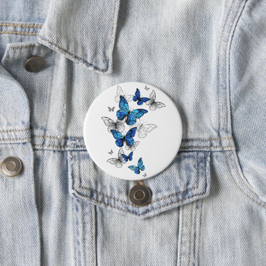 Badge Rond 7,6 Cm Papillons volants bleus Morpho (En situation)