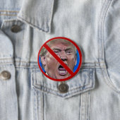 Badge Rond 7,6 Cm PAS TRUMP JAMAIS le bouton (En situation)