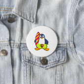 Badge Rond 7,6 Cm Penguin comme surfer avec Surfer (En situation)