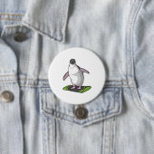 Badge Rond 7,6 Cm Penguin en Snowboardeur avec Snowboard (En situation)