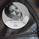 Badge Rond 7,6 Cm Photo de fin d'études tendance<br><div class="desc">Appuyez votre diplômé avec ces boutons branchés de graduation photo. Personnalisables pour présenter votre photo préférée et votre script moderne, ces accessoires uniques sont le souvenir parfait pour la famille et les amis. Célébrez votre école, votre nom et, plus important encore, votre réussite. La classe de... c'est votre histoire à...</div>