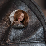 Badge Rond 7,6 Cm Photo Moderne Graduation<br><div class="desc">Appuyez votre diplômé avec ces boutons branchés de graduation photo. Personnalisables pour présenter votre photo préférée et votre script moderne, ces accessoires uniques sont le souvenir parfait pour la famille et les amis. Célébrez votre école, votre nom et, plus important encore, votre réussite. La classe de... c'est votre histoire à...</div>