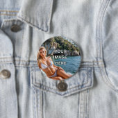 Badge Rond 7,6 Cm PIN IT! 📌 Custom Buttons – Add Image or Text (En situation)