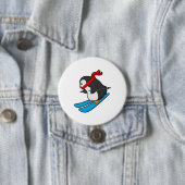 Badge Rond 7,6 Cm Pingouin comme skieur avec ski (En situation)