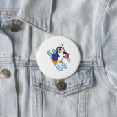 Badge Rond 7,6 Cm Pingouin comme skieur avec ski (En situation)