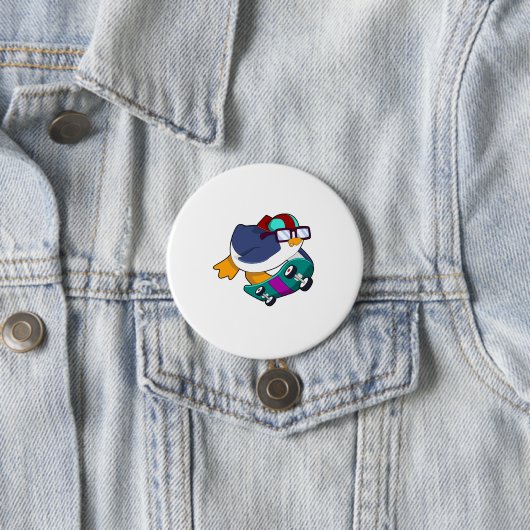 Badge Rond 7,6 Cm Pingouin en patinage avec skateboard (En situation)